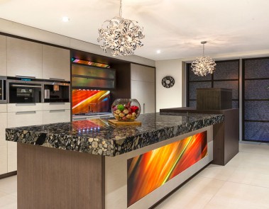 Kitchen splash back and cabinetry with Montage insert in decorative glass